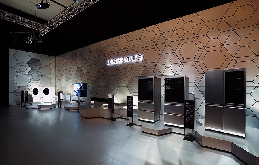 Gesamtansicht der auf der IFA 2019 in einer Reihe aufgelegten LG SIGNATURE-Produkte