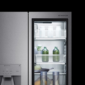 Der LG SIGNATURE Kühlschrank mit beleuchteter Glastür, durch die Sie ins Innere sehen können.