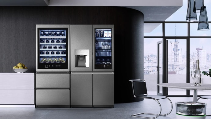 Ein LG SIGNATURE Kühlschrank, ein Weinkühlschrank und ein Luftreiniger machen eine elegante Küche perfekt.