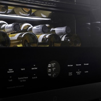 Der LG SIGNATURE Weinkühlschrank mit Glasfront von vorne.