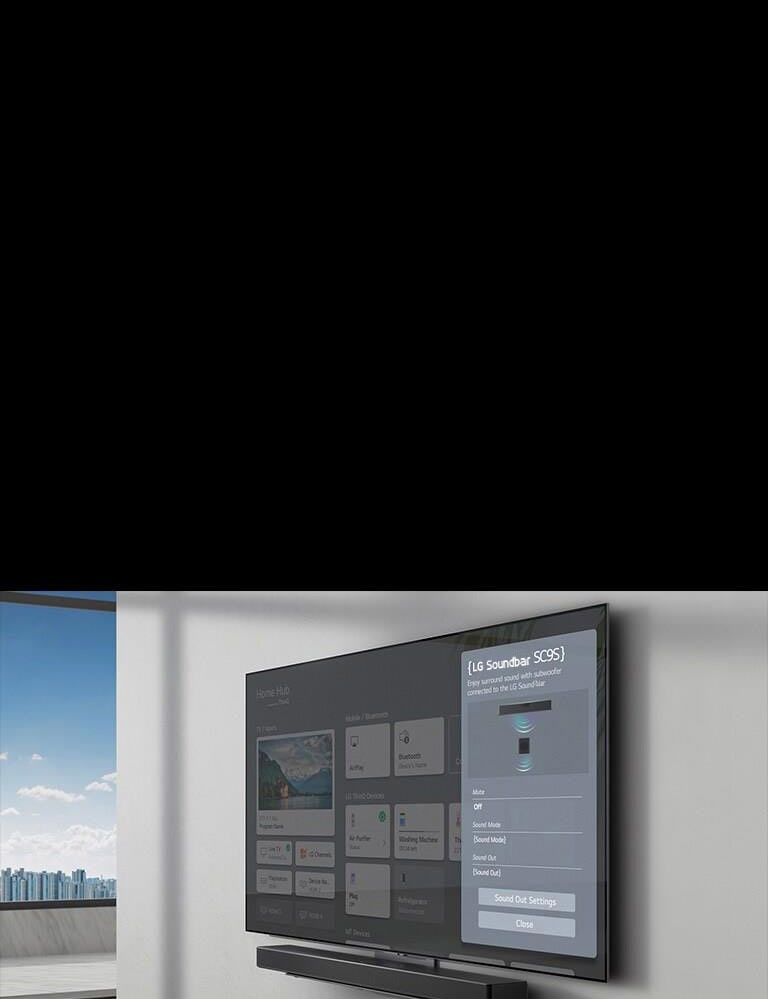 Indstillingsskærmen for LG Soundbar SC9S er på det vægmonterede tv. Soundbaren hænger også på væggen lige under TV’et.