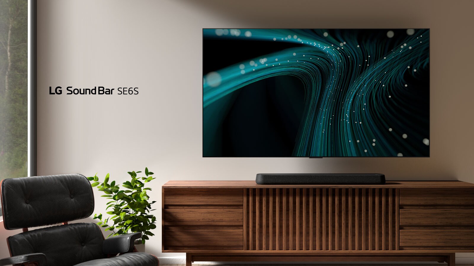 LG Soundbar SE6S placeres på trækabinettet. Ovenover er der placeret et vægmonteret tv med billeder med blå lydbølger og prikkede lys. På venstre side ses et vindue, og en sort læderstol er placeret foran en grøn plante.