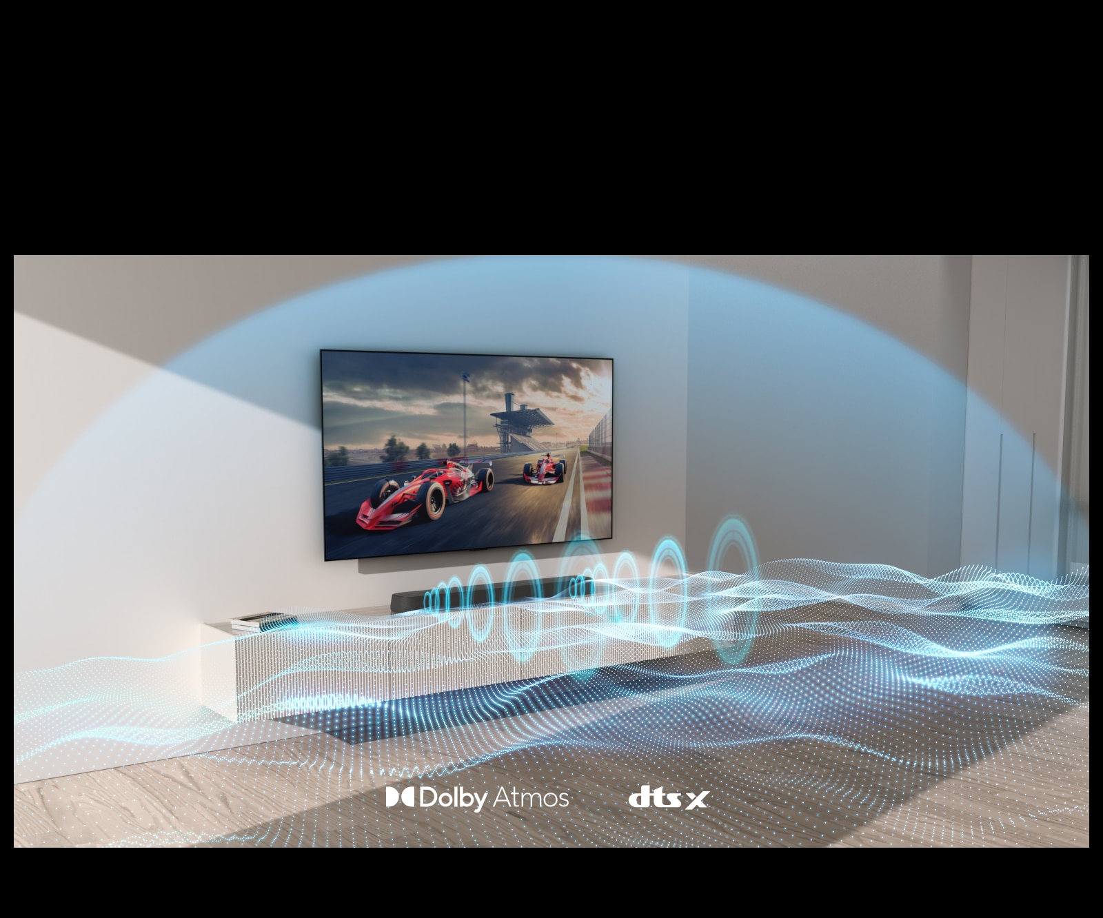 Et vægmonteret tv og soundbaren hænger på væggen med front mod højre side af billedet. Der kommer blå lydbølger med forskellige former fra soundbaren. En kuppelformet blå lydbølge dækker dem begge fuldt ud.
