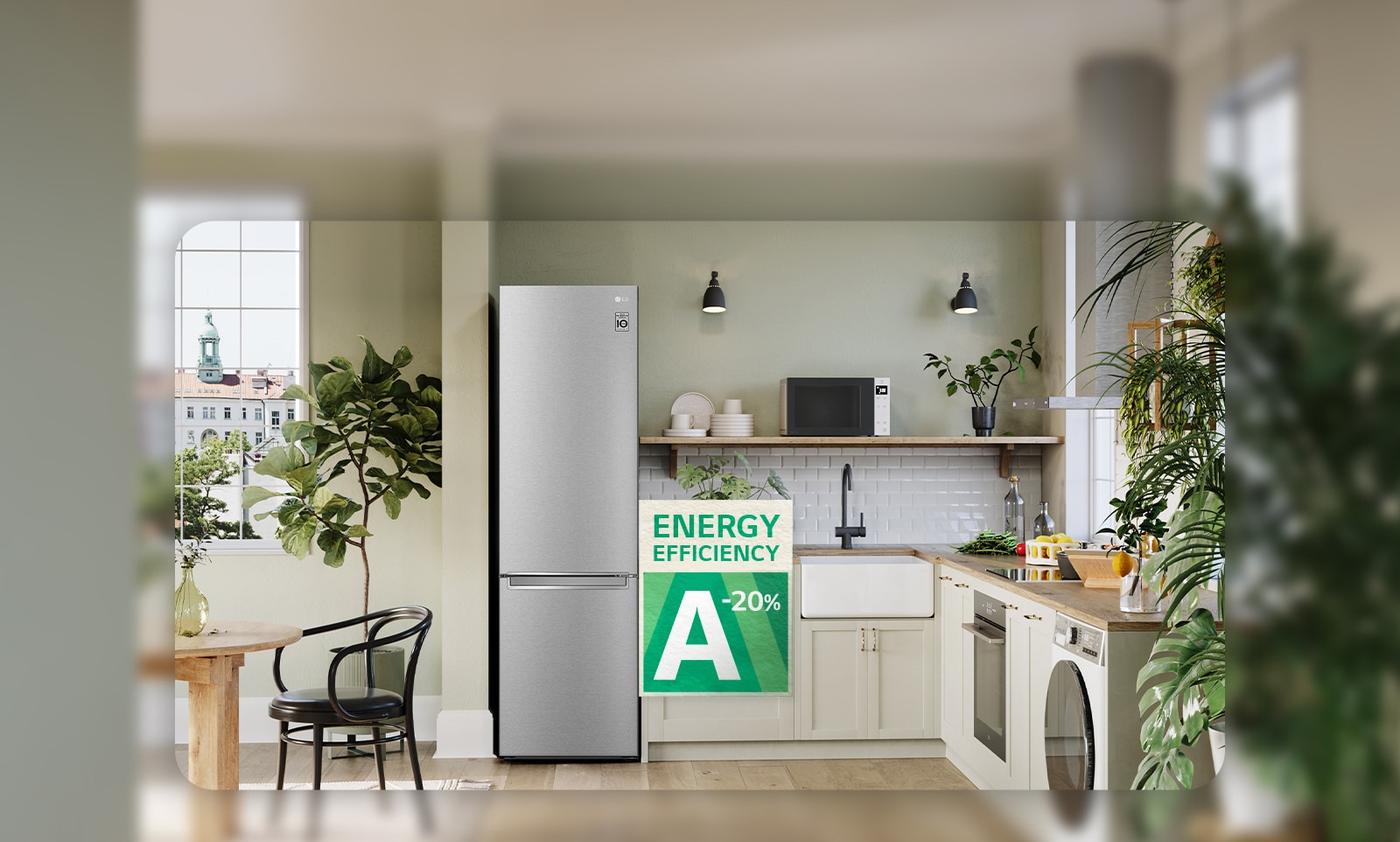Billede af køkken med køleskab og energieffektivitets-skilt.