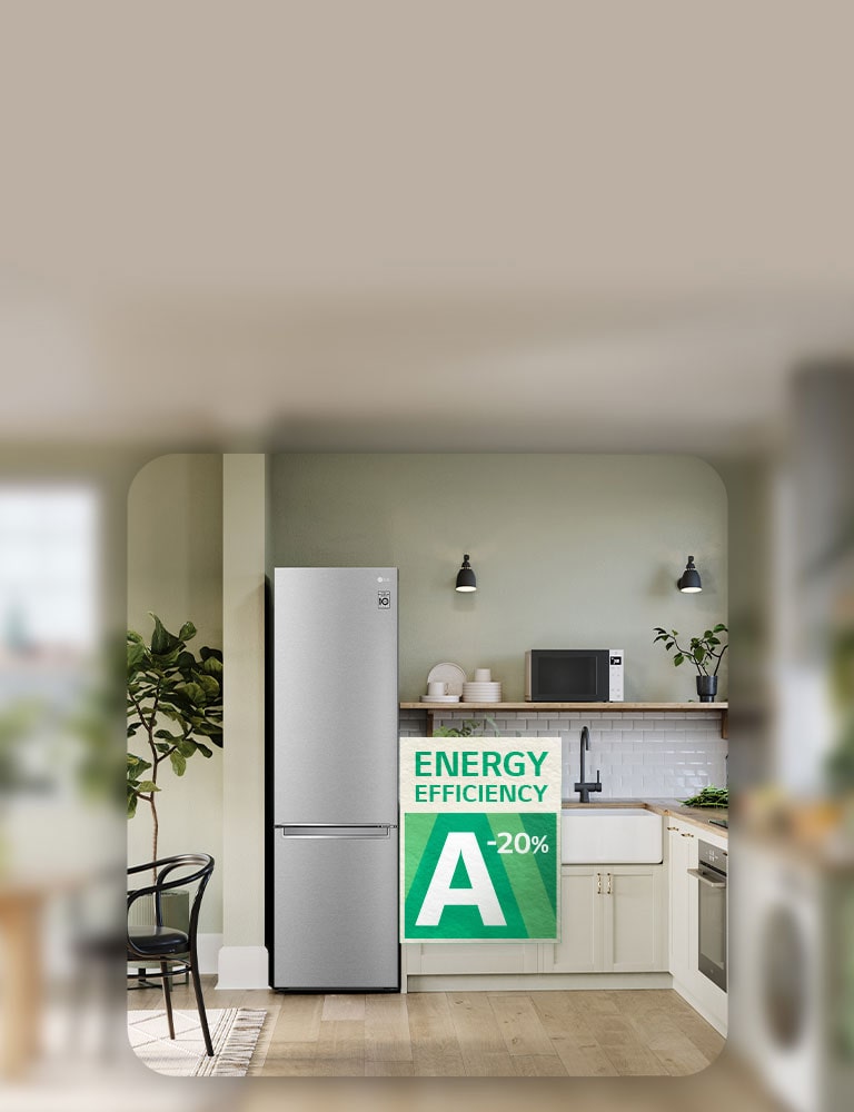 Billede af køkken med køleskab og energieffektivitets-skilt.