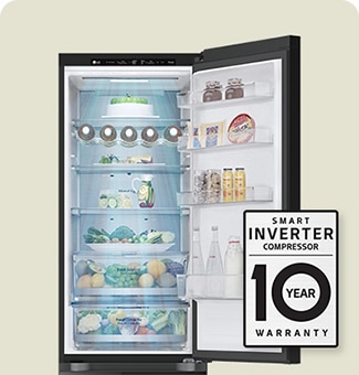 Køleskab, hvis dør er åben, fyldt med friske madvarer og et mærkat med 10 års garanti på den intelligente inverterkompressor.