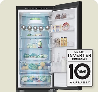 Køleskab, hvis dør er åben, fyldt med friske madvarer og et mærkat med 10 års garanti på den intelligente inverterkompressor.