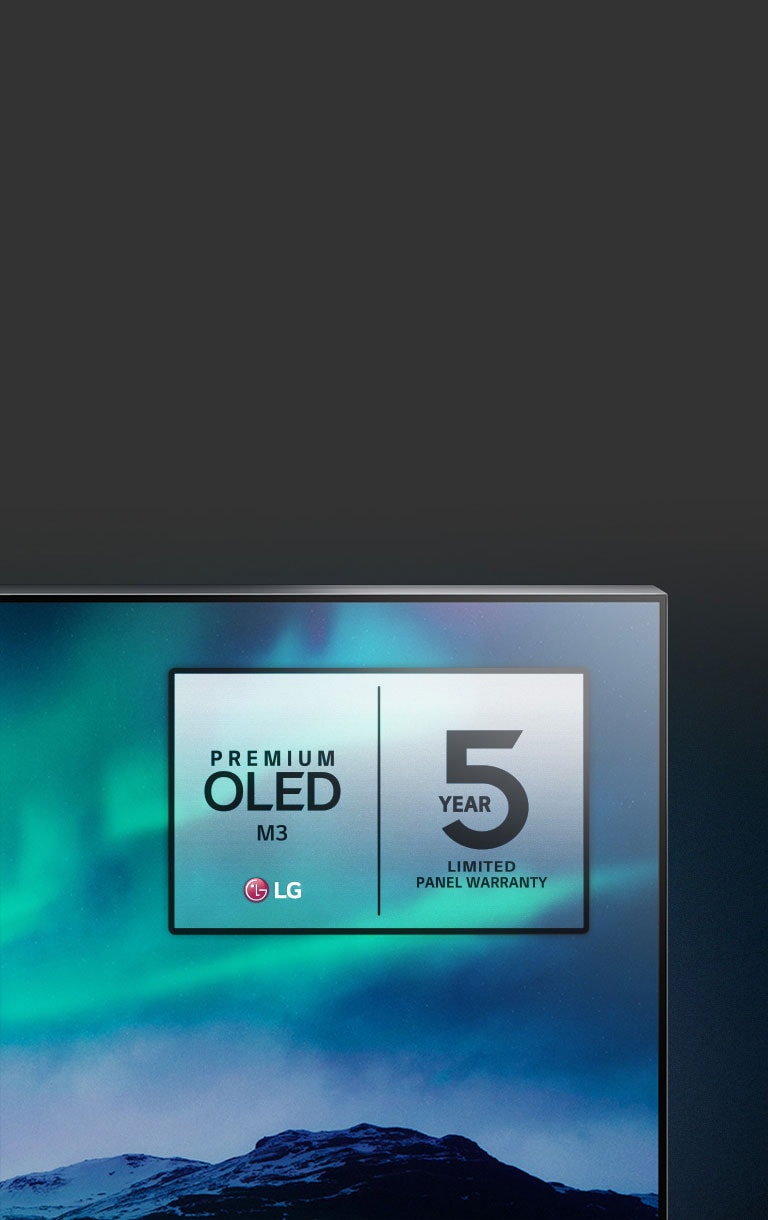 Et billede af nordlyset vises på et LG OLED TV. TV'ets øverste hjørne vises på en sort baggrund, hvor en himmellignende gradienteffekt fortsætter. Logoet for den 5-årige panelgaranti vises også på TV-skærmen.
