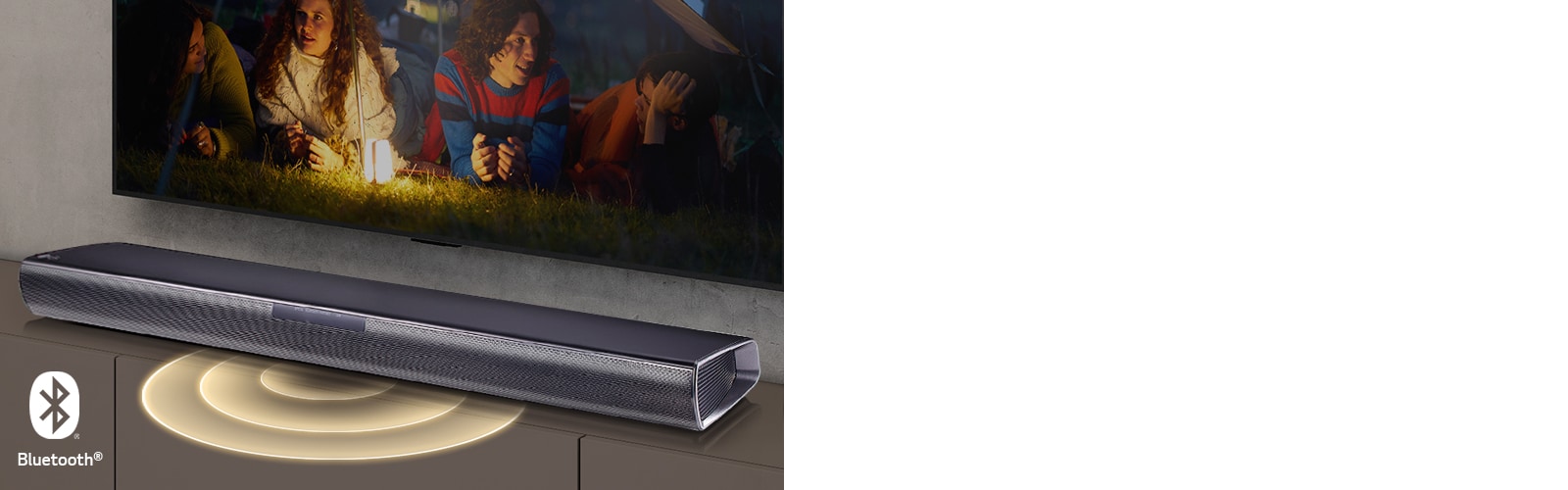 LG TV hænger på væggen, og på skærmen viser det 2 par liggende på græsset. Foran dem er der en lampe. En LG Soundbar er under et LG TV. Lydgrafik kommer ud fra forsiden af soundbaren. Bluetooth-logoet vises i nederste venstre hjørne af billedet.