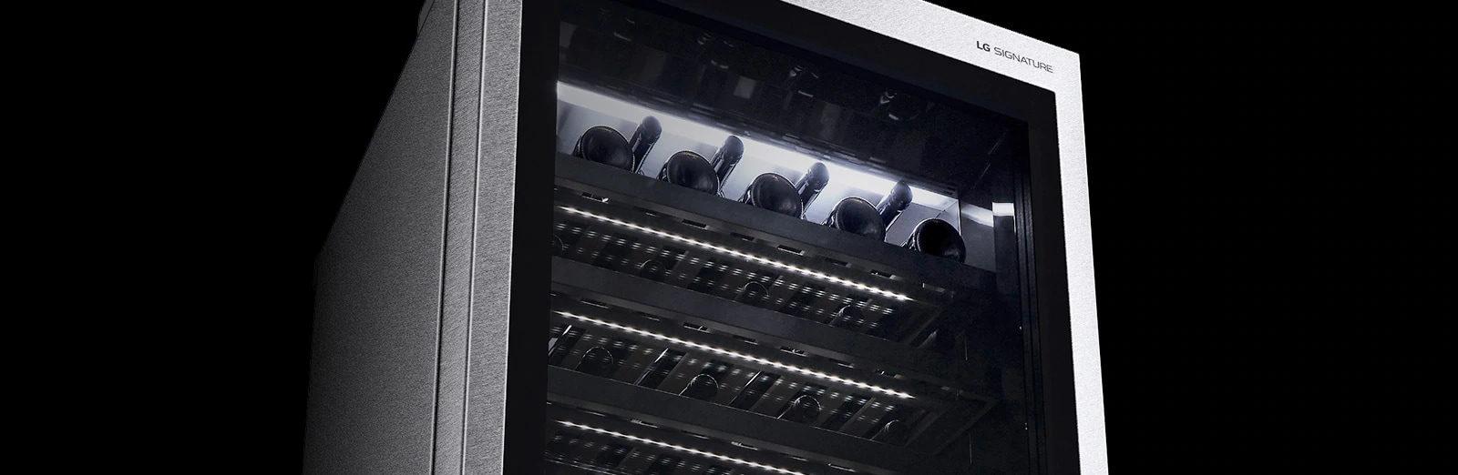 Nærbillede af LG SIGNATURE vinkøleskabets belysning under hver hylde.