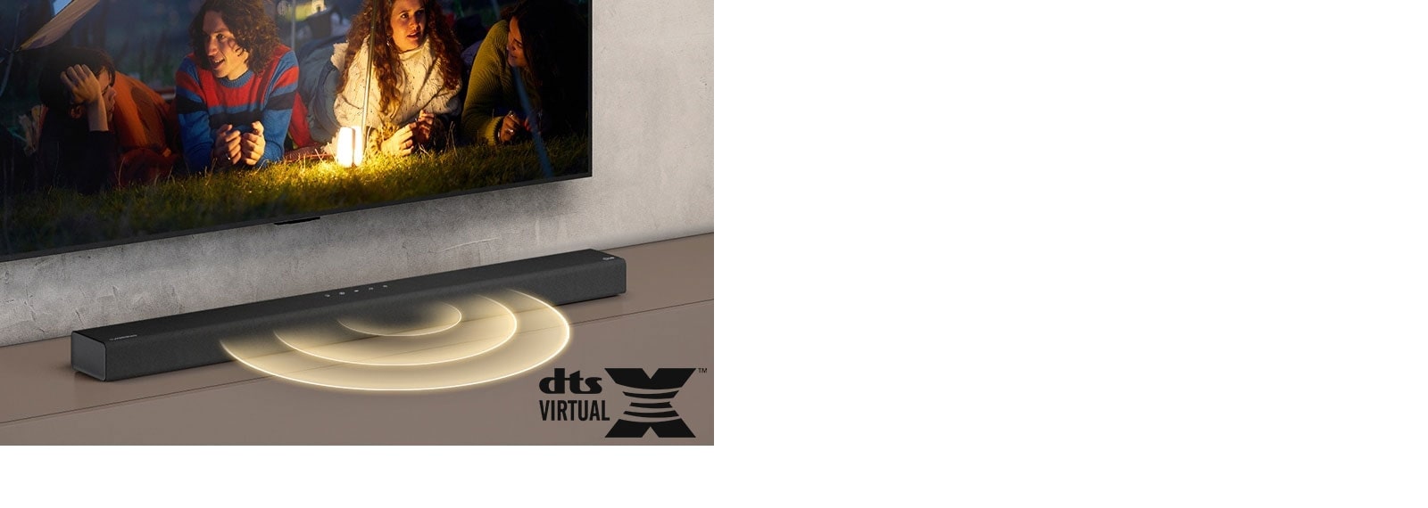 Le téléviseur LG est accroché au mur ; l’écran montre 2 couples allongés sur l’herbe. Devant eux se trouve une lampe. La barre de son LG se trouve sous le téléviseur LG. Un graphique représentant du son sort de l’avant de la barre de son. Le logo DTS Virtual:X est visible dans le coin inférieur droit de l’image.