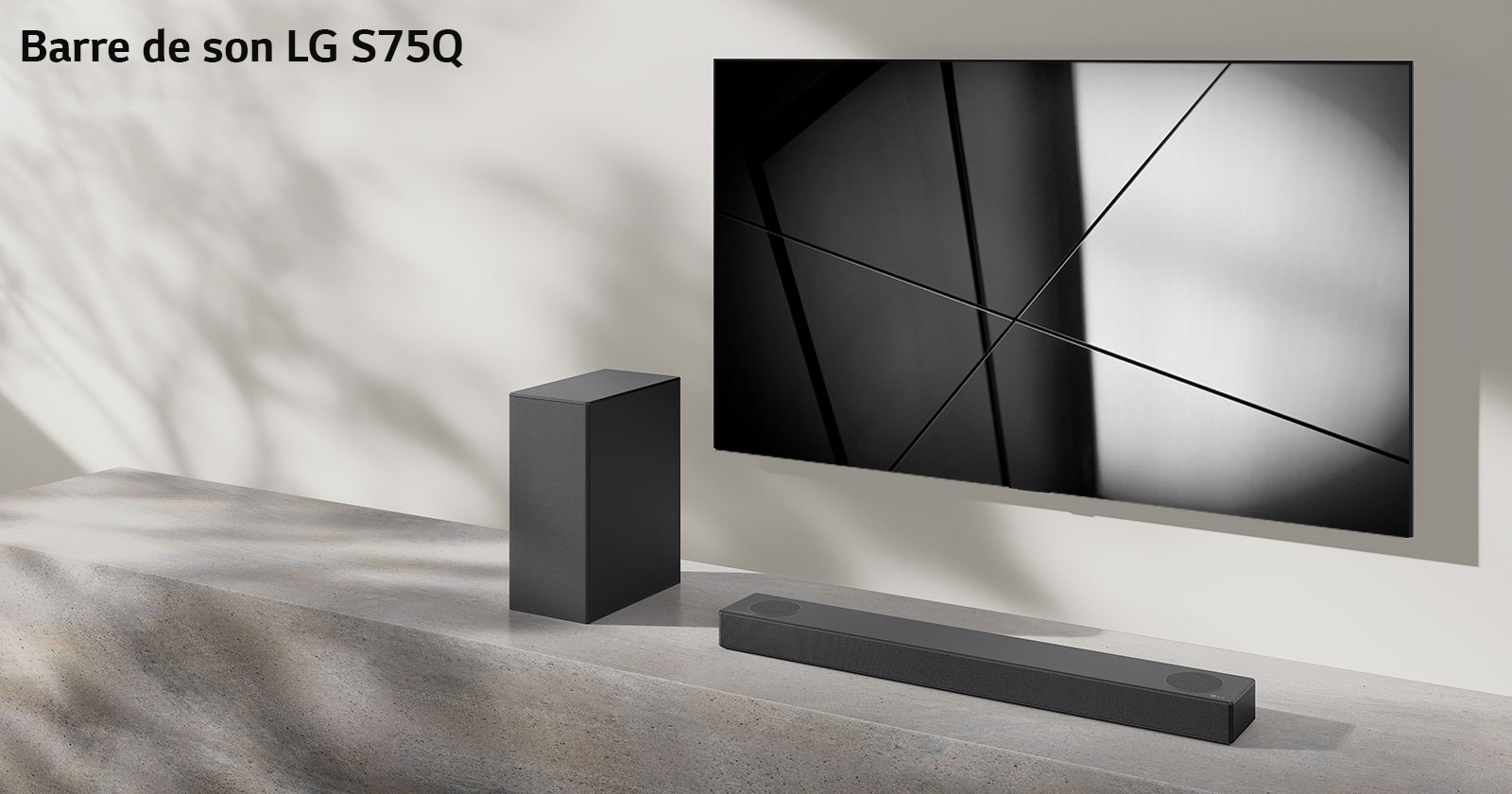 La barre de son S75Q de LG et le téléviseur LG sont placés ensemble dans le salon. Le téléviseur est allumé et projette une image en noir et blanc.