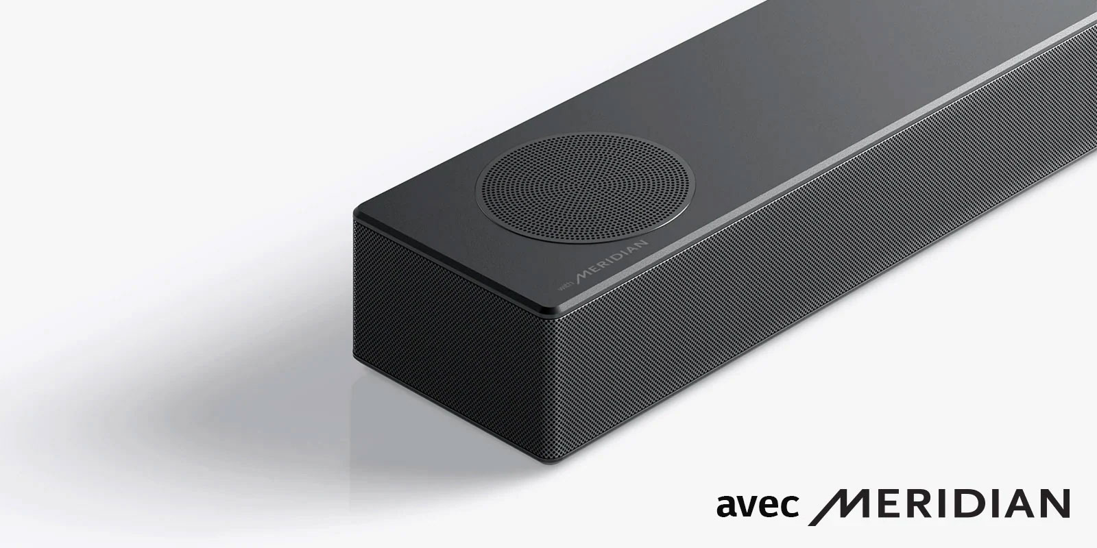 Gros plan sur le côté gauche de la barre de son LG, avec le logo Meridian en bas à gauche sur un produit.