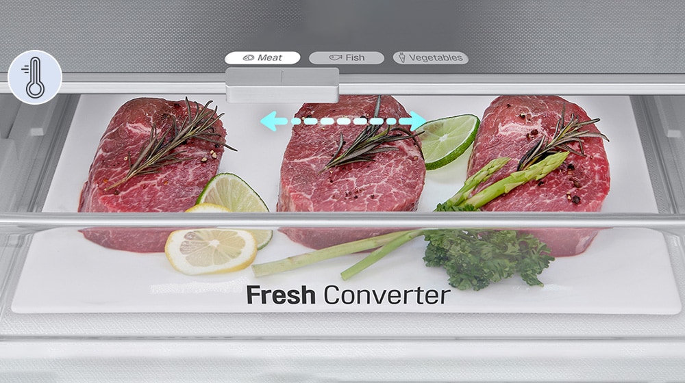 Trois steaks de bœuf avec herbes, citron, asperge et persil dans un compartiment réfrigéré LG pour une fraîcheur optimale.