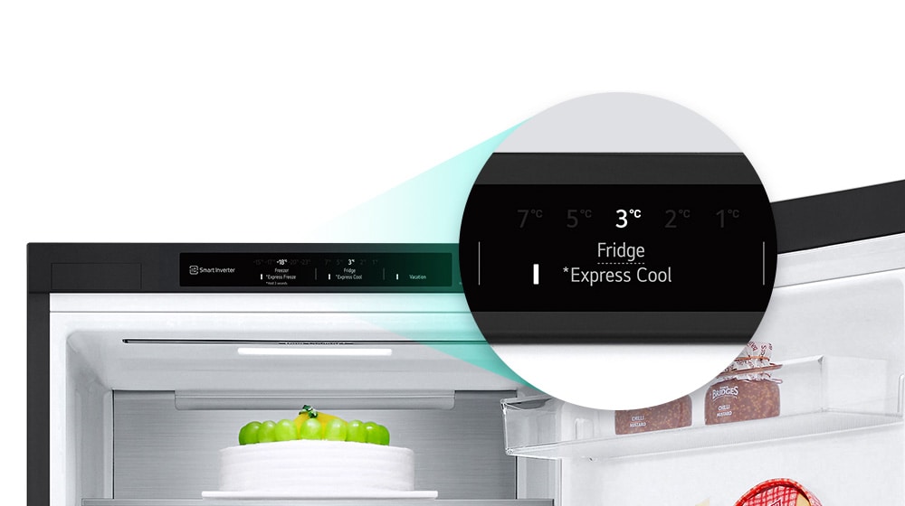 Gros plan sur le bouton de refroidissement express situé en haut du réfrigérateur.