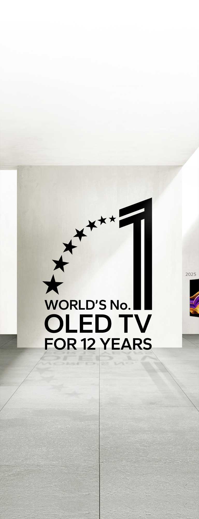 L’emblème « Marque de OLED TV numéro 1 dans le monde depuis 12 ans » figure dans l’image. L’arrière-plan ressemble à un espace d’exposition. Au loin, on voit une LG OLED TV.