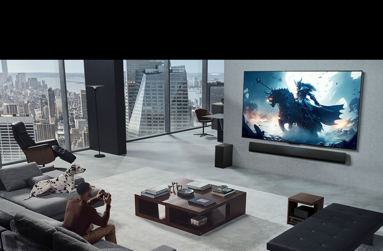 Salon avec une personne jouant à un jeu vidéo sur sa TV LG True Wireless et sa LG Soundbar fixées au mur. Il tient une manette dans sa main, mais la console de jeu n’est pas immédiatement visible. Il n’y a pas non plus de câbles visibles. Le boîtier Zero Connect est rangé, à peine visible sous une table d’appoint.