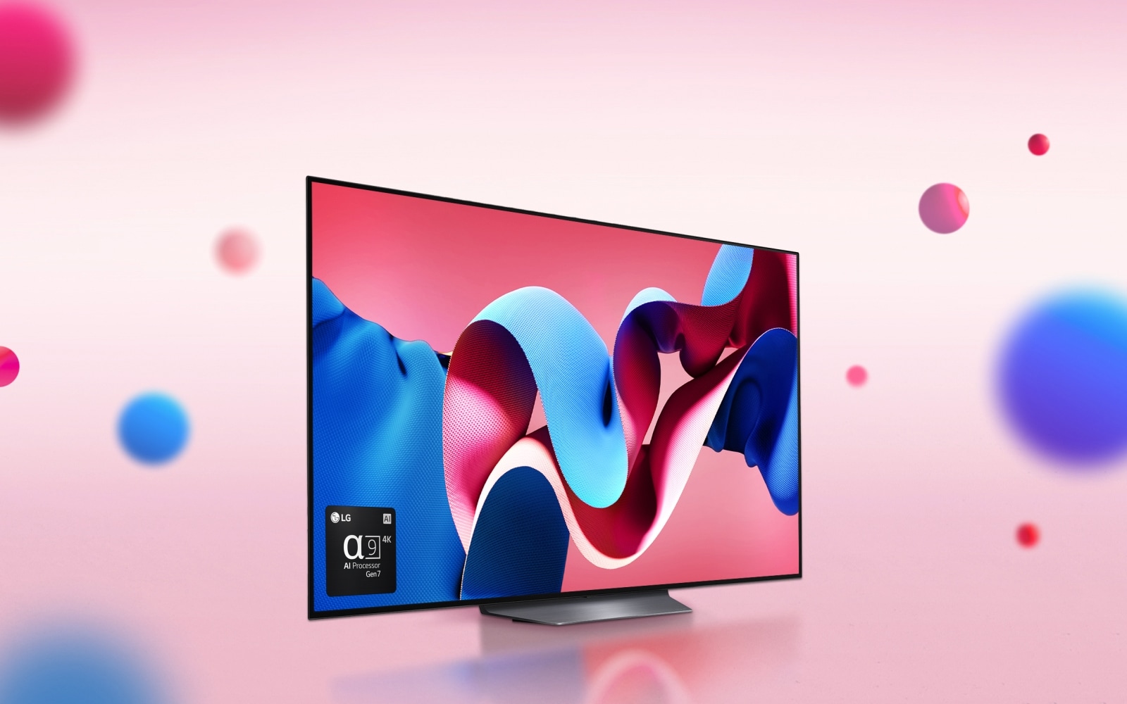 LG OLED CS4 orienté à 45 degrés vers la droite avec une œuvre d'art abstraite rose et bleue à l'écran sur un fond rose avec des sphères 3D. Le OLED TV effectue un zoom arrière. En bas à gauche, il y a un logo du processeur LG alpha 9 AI de 7éme génération.