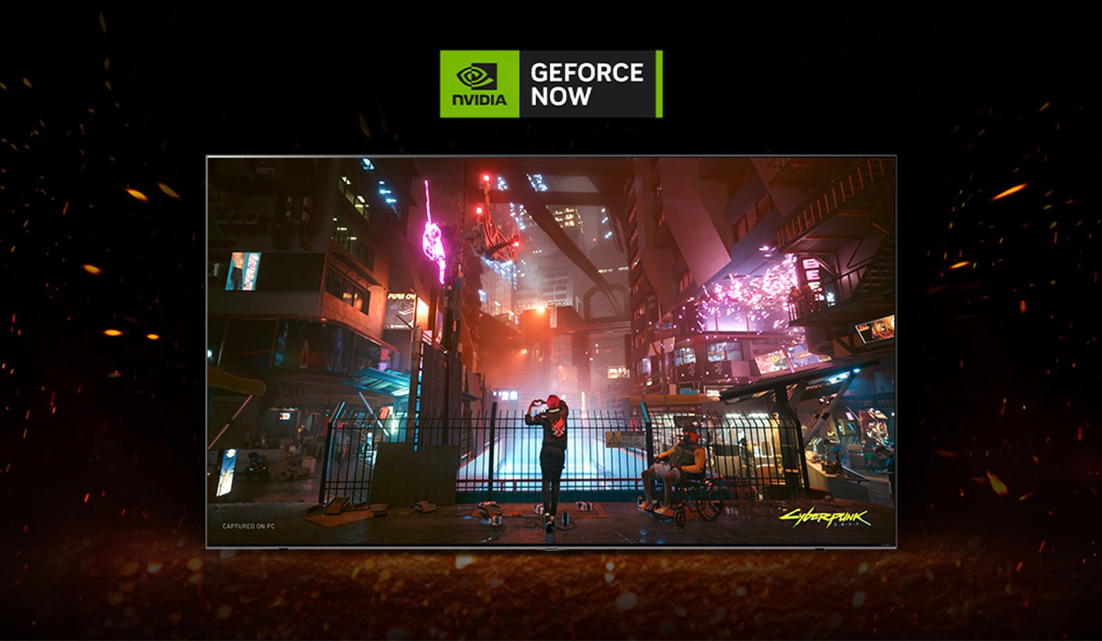 Des flammes jaillissent autour du téléviseur et on peut voir l’écran du jeu Cyberpunk. Un logo GeForce NOW est visible en haut du téléviseur.
