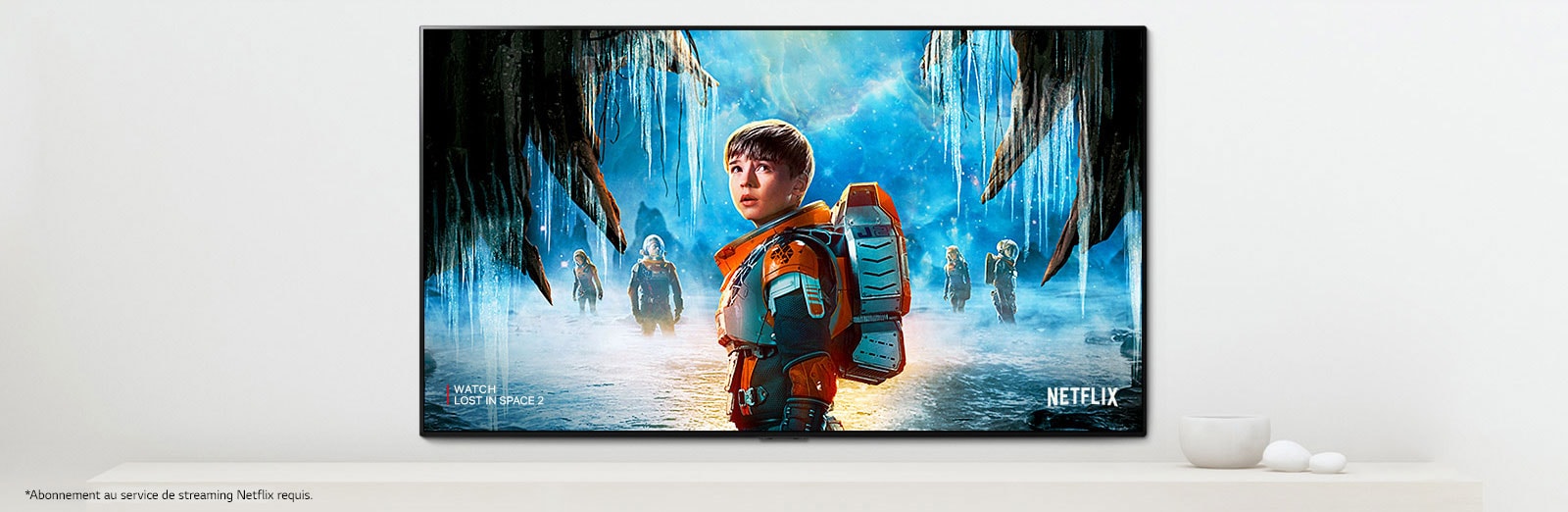 Une scène de la deuxième saison de Perdus dans l’espace sur l’écran du téléviseur où les personnages principaux observent le ciel avec un regard intense.