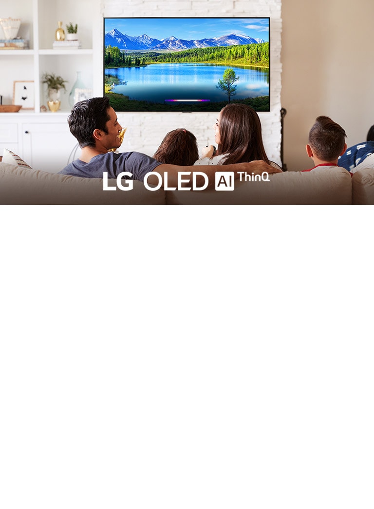 Une famille dans un salon lumineux en train de regarder un paysage sur un téléviseur fixé au mur