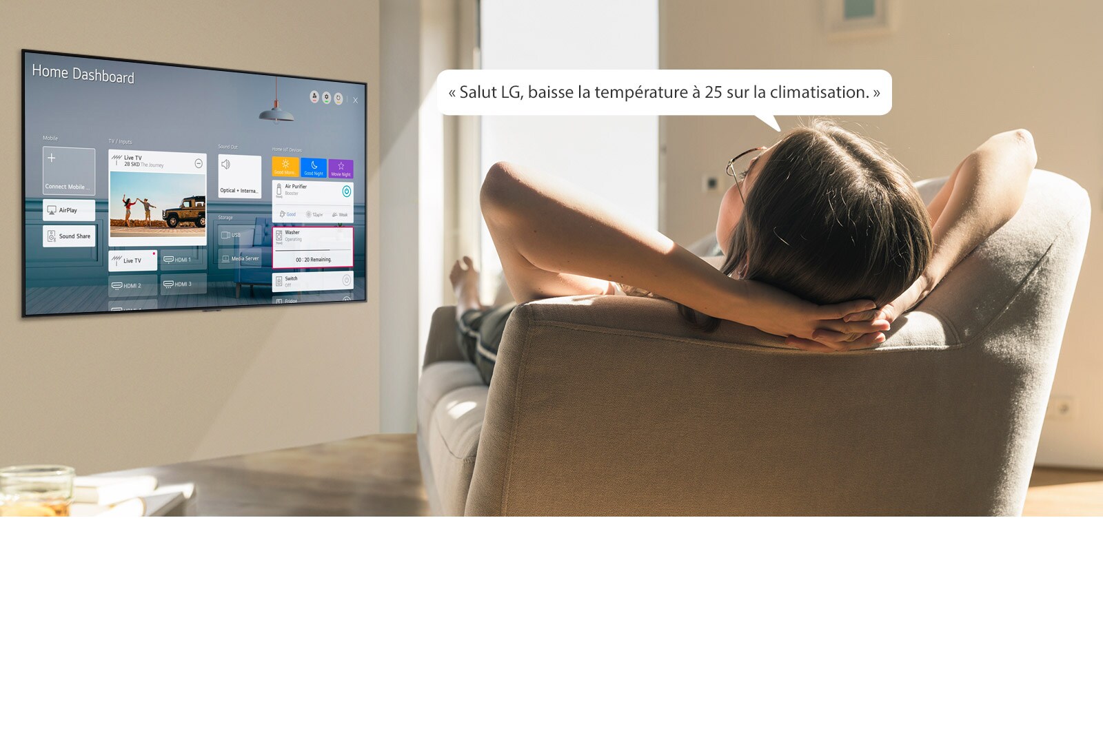 Une femme sur un canapé demandant au téléviseur de baisser la température avec l’écran d’accueil sur l’écran du téléviseur