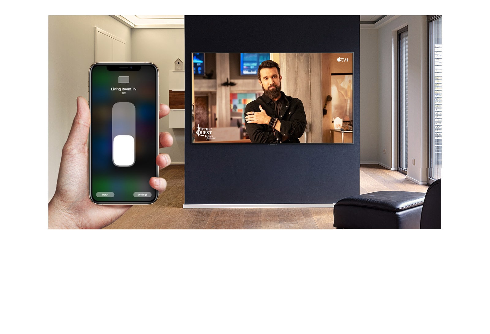 Gros plan d’une main contrôlant le téléviseur avec un iPhone et du téléviseur affichant un contenu Apple TV+