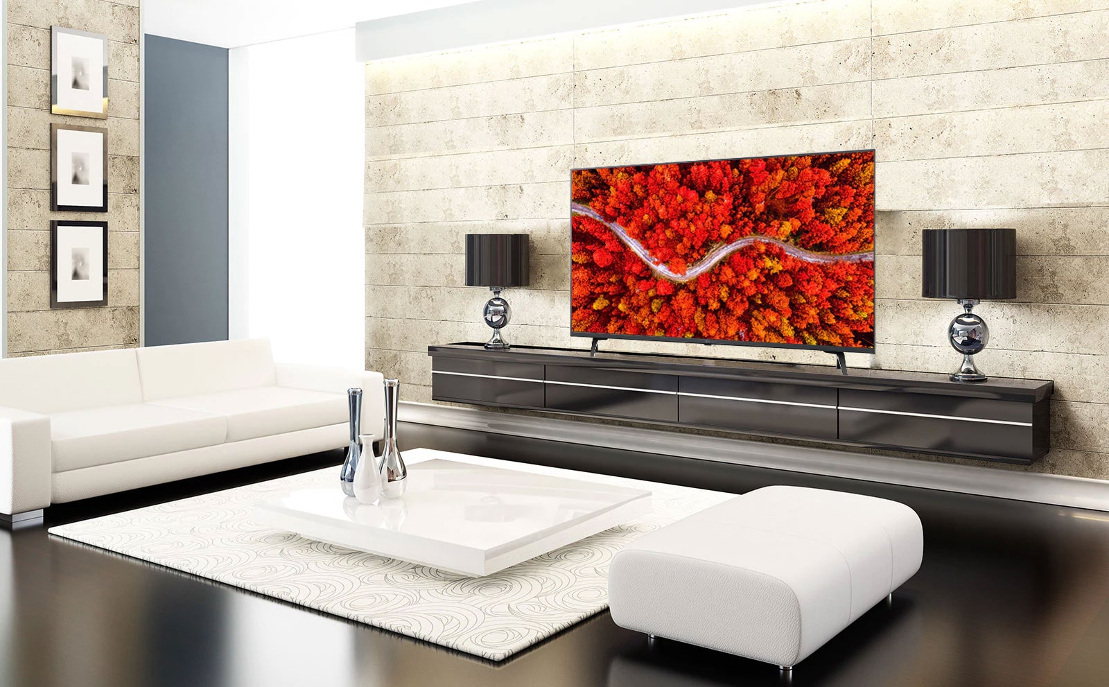 Un salon luxueux, avec un téléviseur affichant une vue aérienne de forêts en rouge.