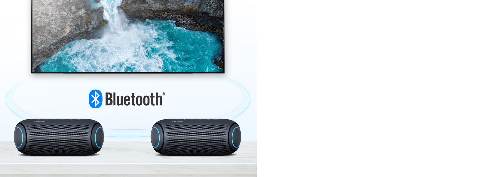 Sur une table, deux LG XBOOM Go avec un éclairage bleu ciel sont devant une télévision montrant une chute d'eau.