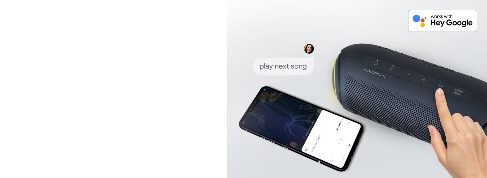 Une main appuie sur un bouton du LG XBOOM Go. Un smartphone est à côté. Il y a une bulle de parole. Le logo de Google se trouve en haut à droite.
