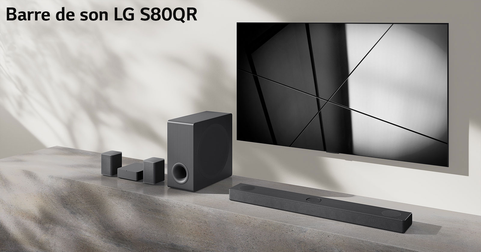 La barre de son S80QR de LG et le téléviseur LG sont placés ensemble dans le salon. Le téléviseur est allumé et projette une image en noir et blanc.