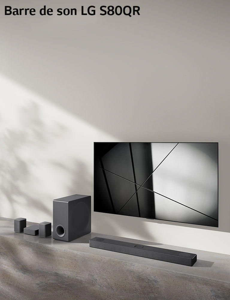 La barre de son S80QR de LG et le téléviseur LG sont placés ensemble dans le salon. Le téléviseur est allumé et projette une image en noir et blanc.