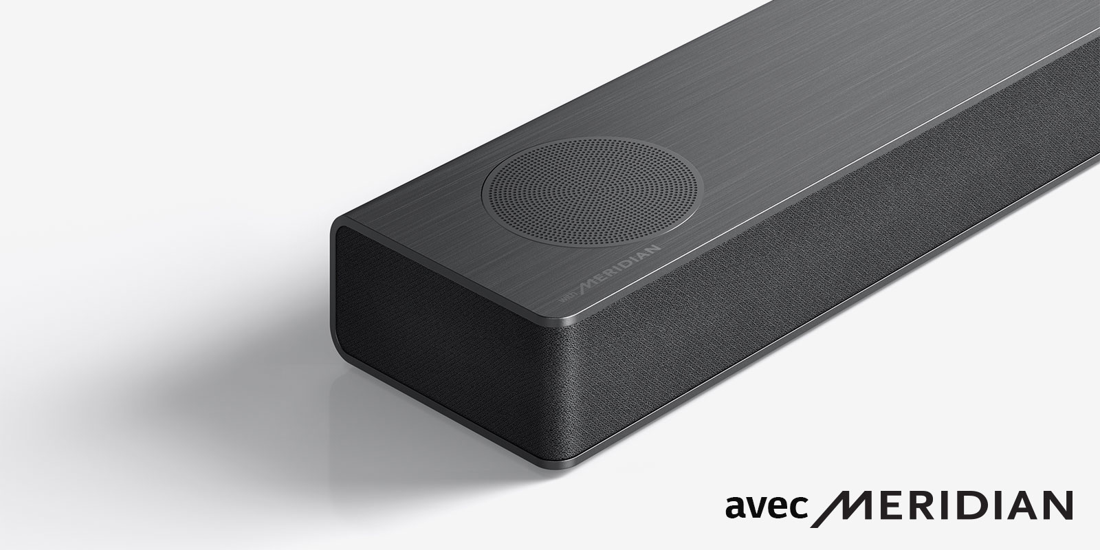 Gros plan sur le côté gauche de la barre de son LG, avec le logo Meridian en bas à gauche sur un produit.