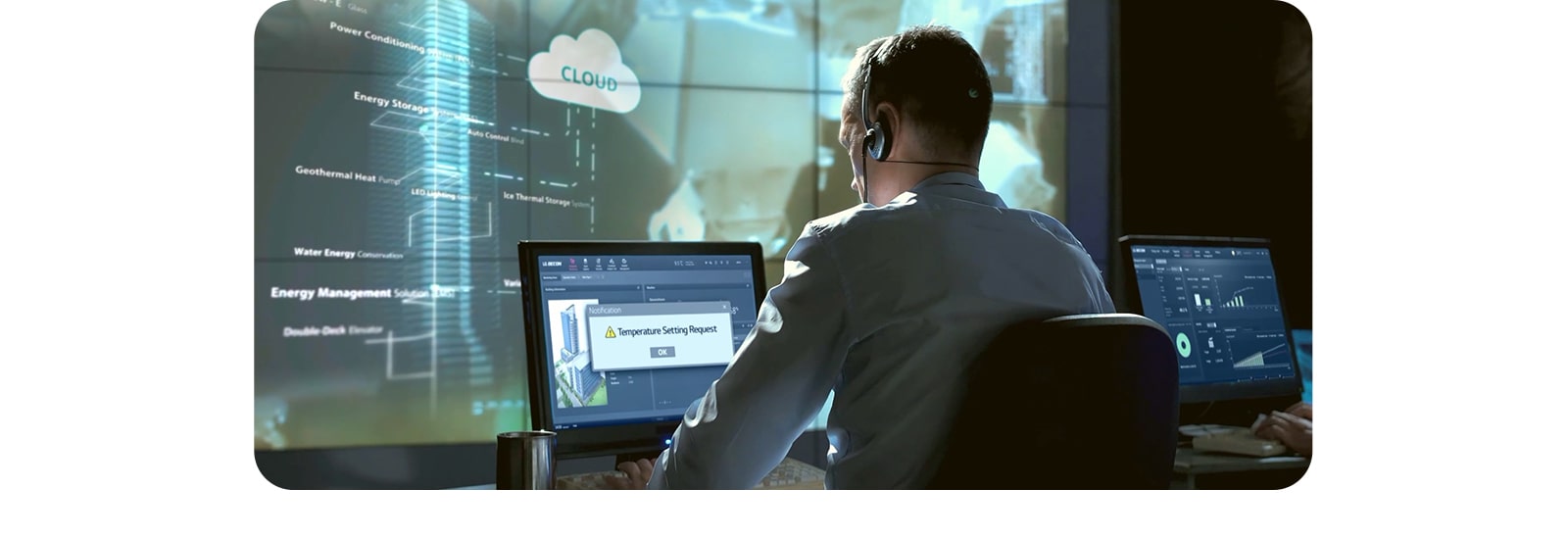 Cette image illustre unutilisateur exploitant une solution CVC pour gérer le système CVC.