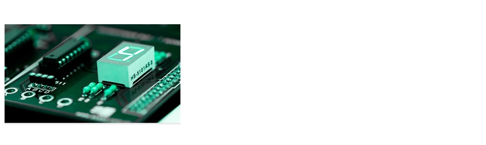 Circuit complexe avec composant rectangulaire blanc branché, affichant en gras le chiffre quatre.