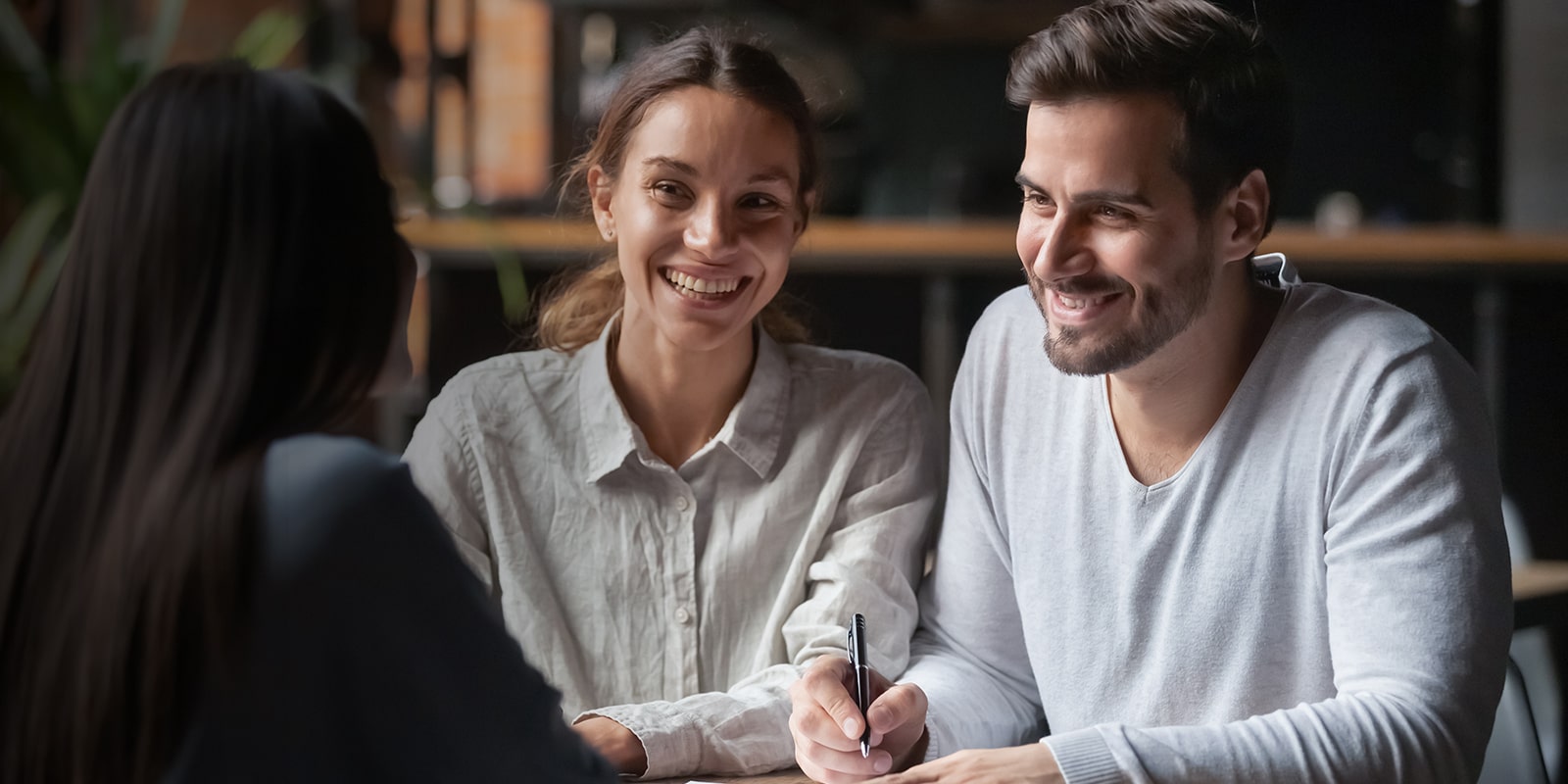 Une image d'un couple consultant un expert.