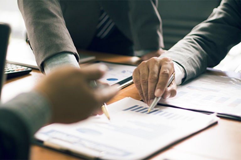 Une image de professionnels du bâtiment discutant des affaires.