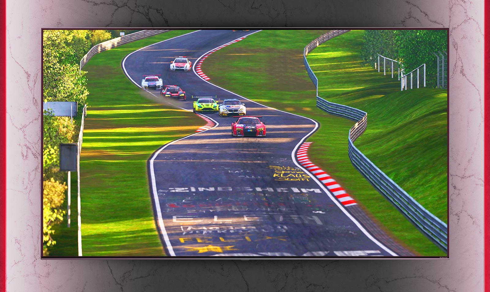 Un téléviseur NanoCell accroché au mur diffuse un jeu de course automobile. La technologie NanoCell est illustrée par une amélioration de l’image en dessous du téléviseur.