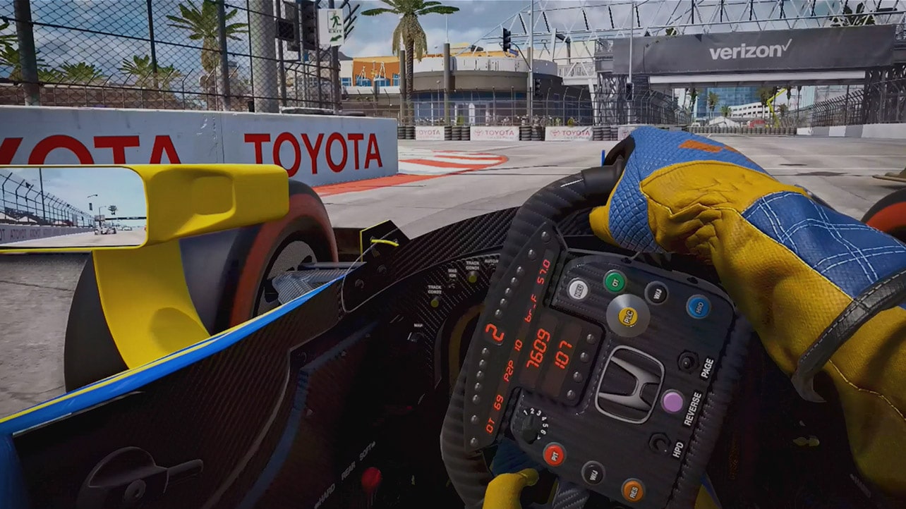 Scène de jeu de course automobile avec bouton de démarrage de vidéo.