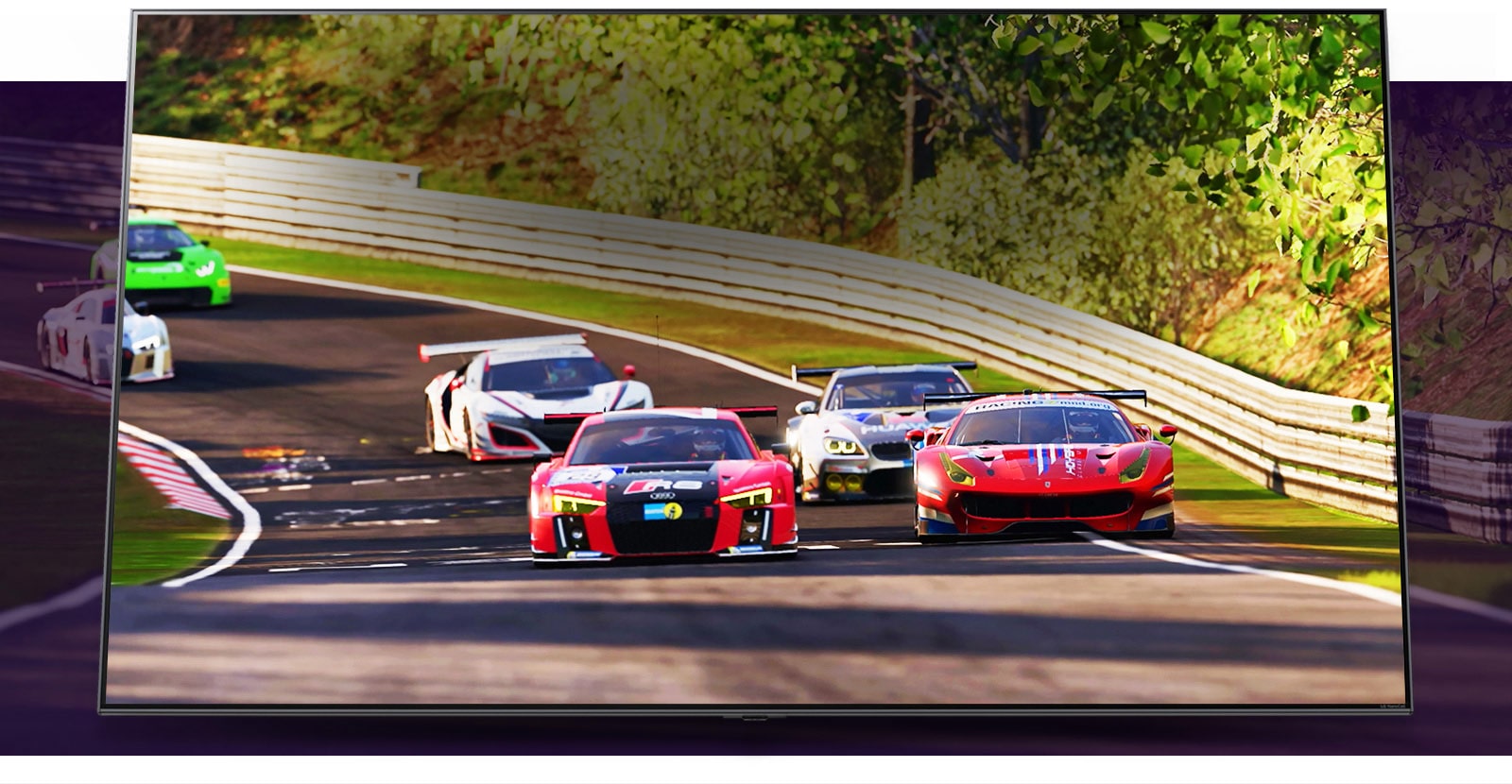 Un jeu de course est en train de s’afficher sur l’écran du téléviseur. On peut vaguement distinguer la piste en arrière plan de l’écran.