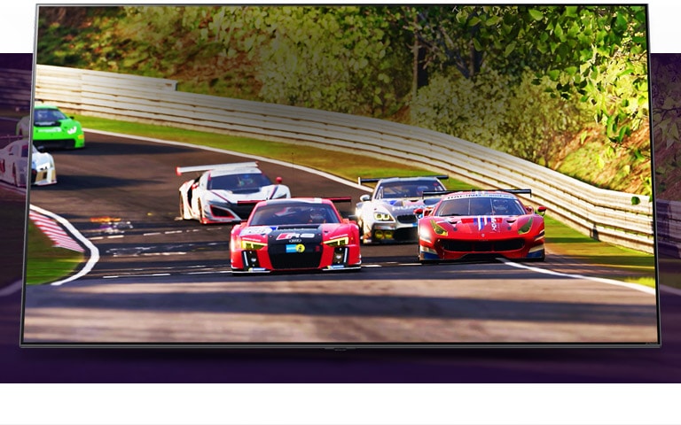 Un jeu de course est en train de s’afficher sur l’écran du téléviseur. On peut vaguement distinguer la piste en arrière plan de l’écran.