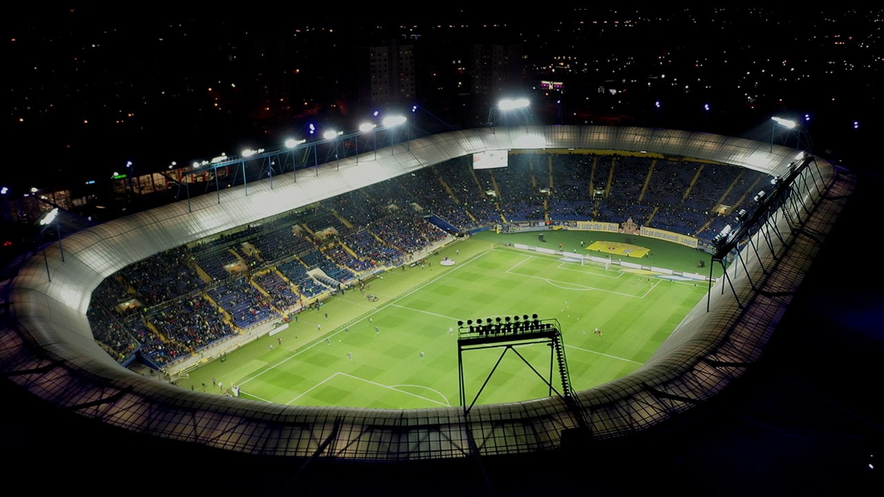 Vue aérienne d’un stade avec le bouton de lecture de la vidéo.