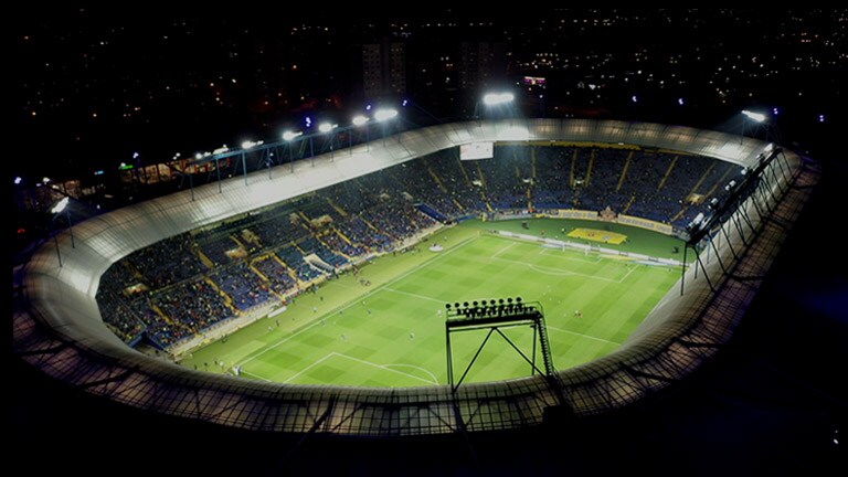 Vue aérienne d’un stade avec le bouton de lecture de la vidéo.