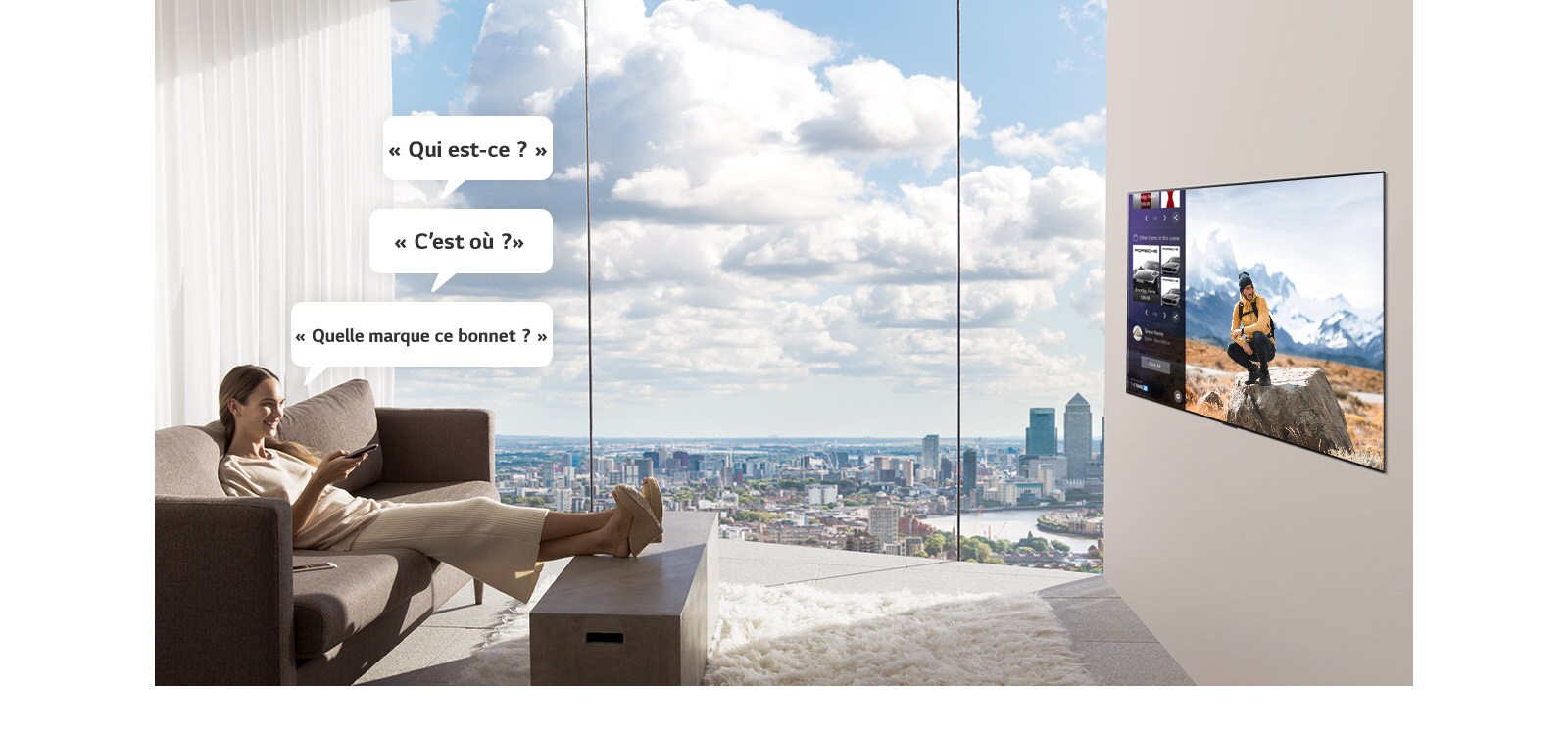 Une femme regarde le téléviseur et lui demande : « Qui est-ce ? », « C’est où ?» et « Quelle marque ce bonnet ? » 