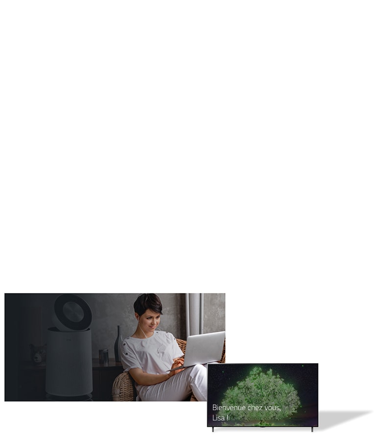 L’image montre une femme assise chez elle, sur une chaise, en train de taper sur le clavier de son ordinateur portable. Un purificateur d’air se trouve derrière elle. À côté d’elle, les mots « Bienvenue chez vous, Lisa ! » sont affichés sur l’écran plat d’une télévision.