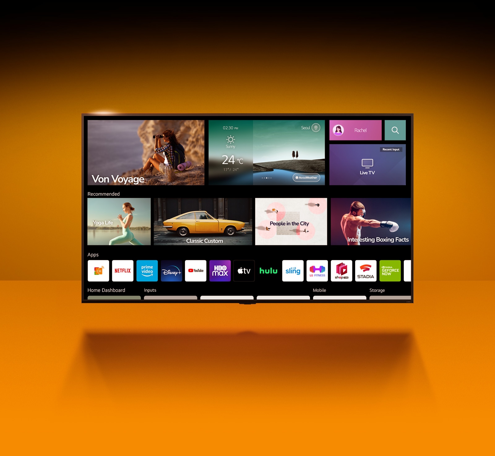 Le téléviseur est placé devant un mur orange. Le téléviseur affiche l’écran d’accueil et les listes d’applications sont en surbrillance.