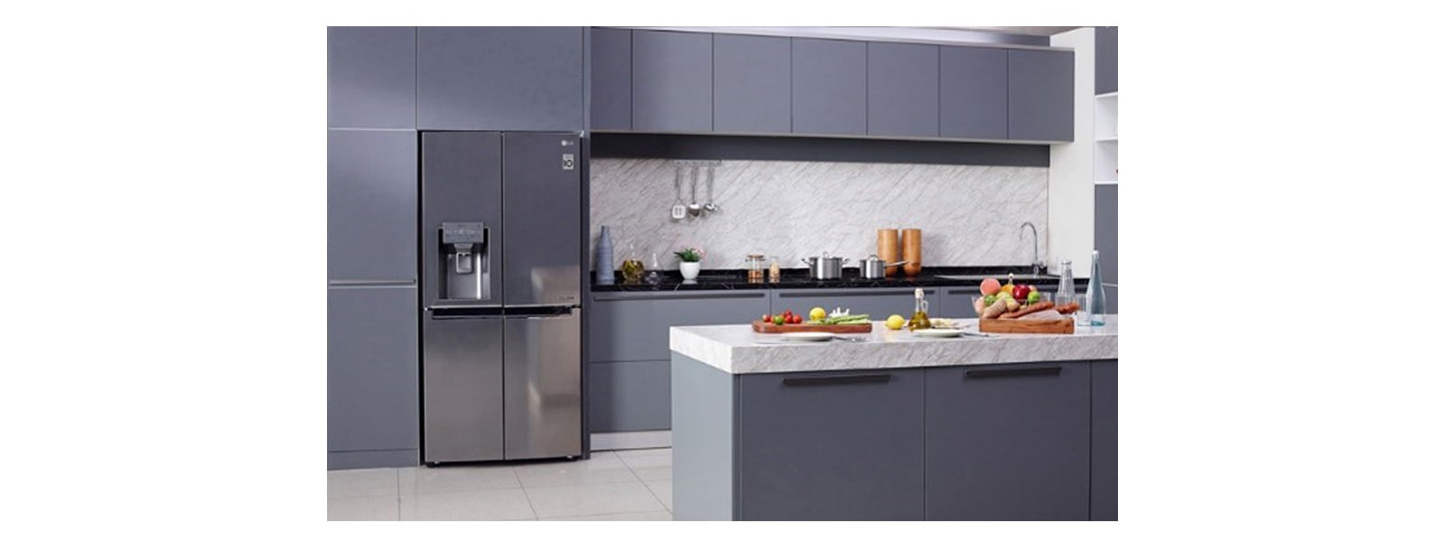 Réfrigérateur-congélateur LG avec distributeur d'eau et de glace installé dans la cuisine