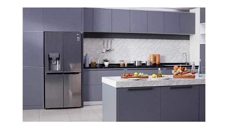 Réfrigérateur-congélateur LG avec distributeur d'eau et de glace installé dans la cuisine