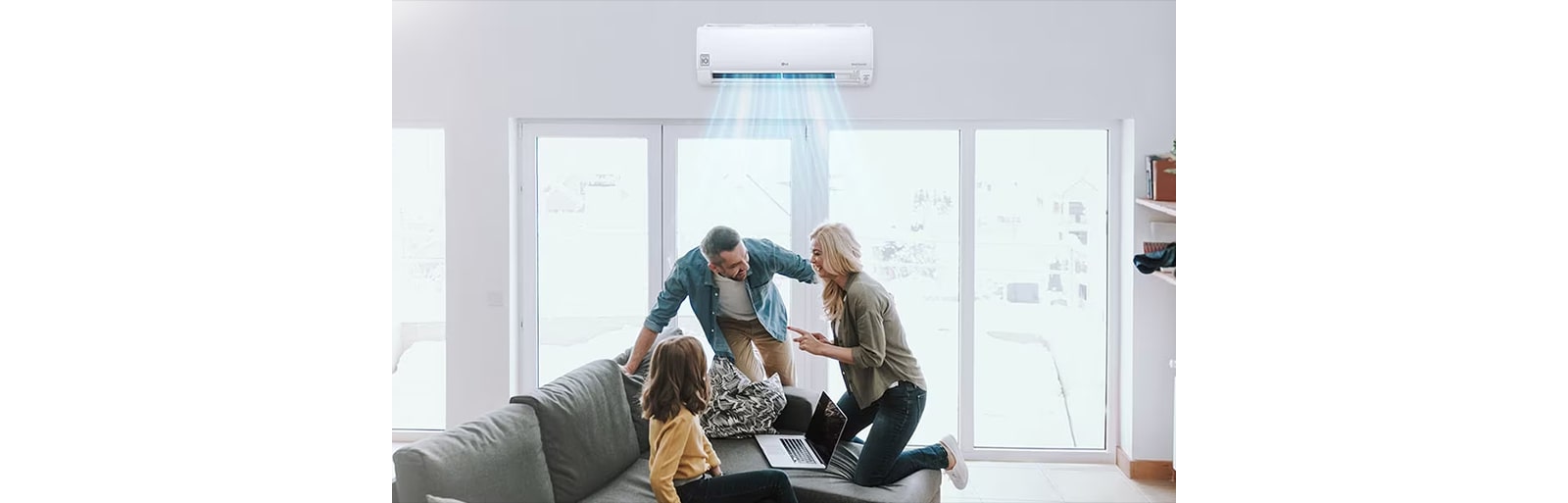 Les membres de la famille sont heureux dans le vent frais du climatiseur dans le salon.