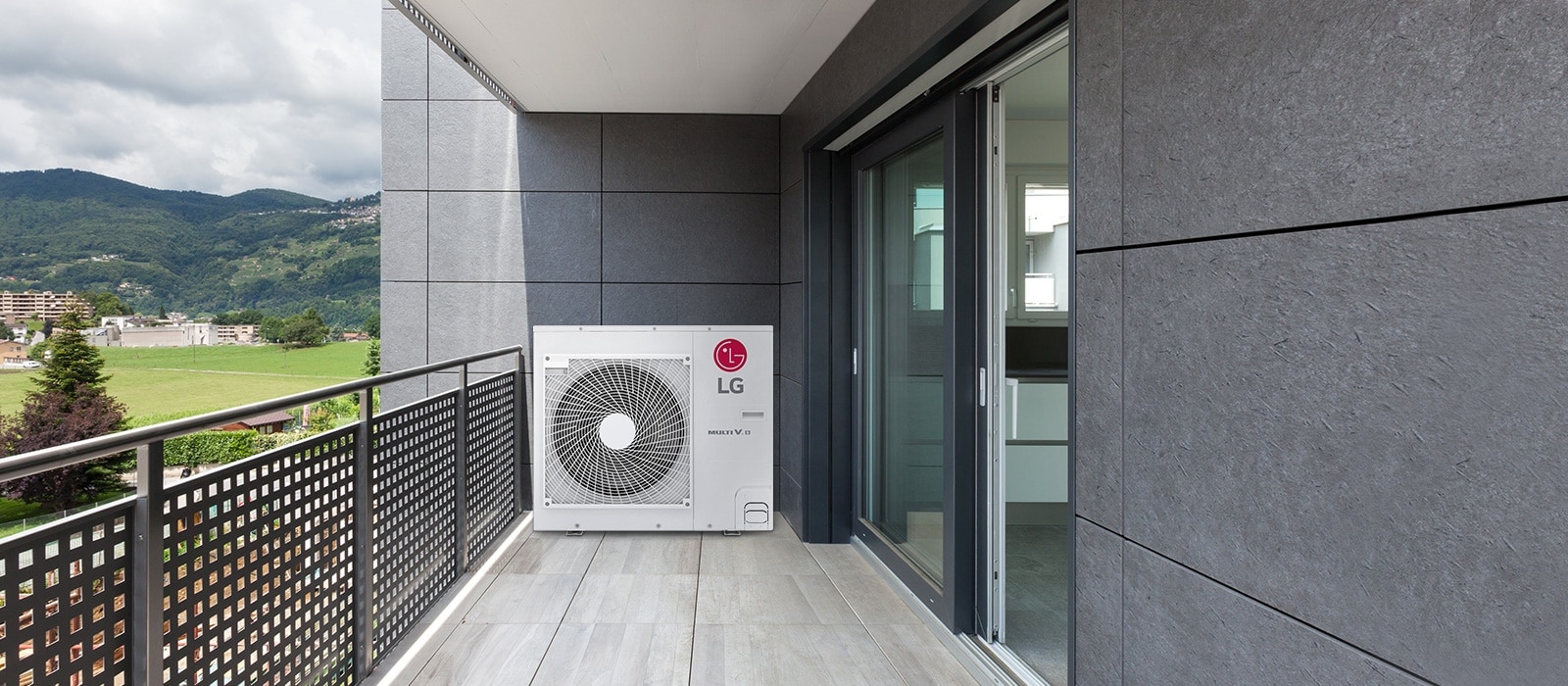 Image du Multi V S installé de manière compacte sur la terrasse.